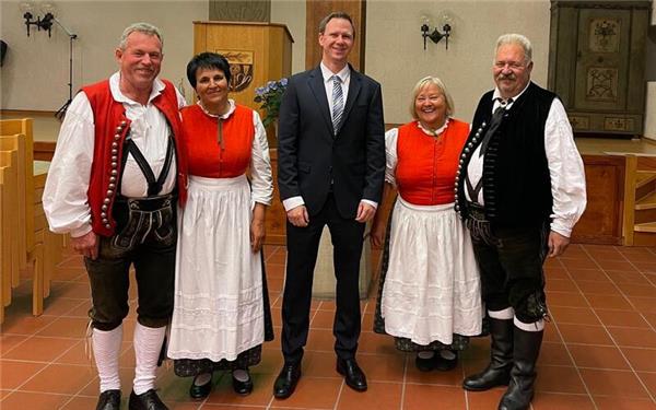 Die Volkstanzgruppe beteiligte sich auch an den Heimattagen Weinheim (rechtes Bild). GB-Fotos
