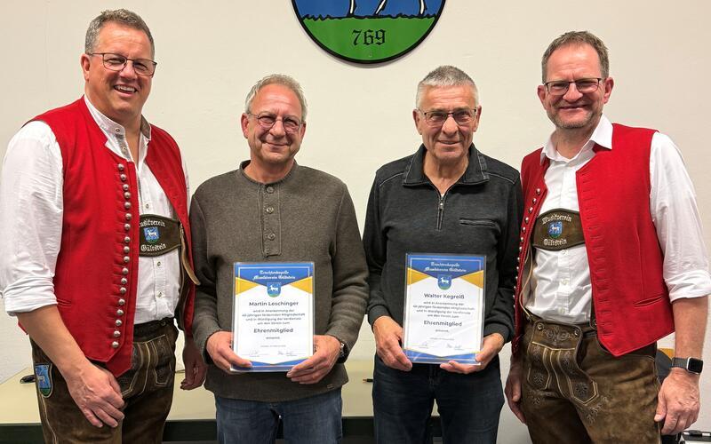 Die Vorstandsmitglieder Alexander Schneider (links) und Peter Landgraf (rechts) ehren Martin Leschinger (Zweiter von links) und Walter Kegreiß, beide seit 40 Jahren fördernde Mitglieder. GB-Foto