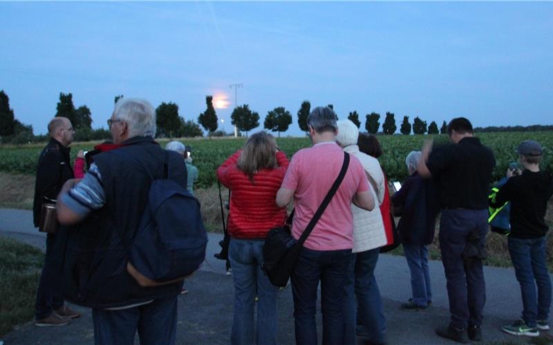 Magische Momente über dem Feld Die Wanderer beäugten von Haslach aus das Spektakel am Himmel GB-Foto: Denner