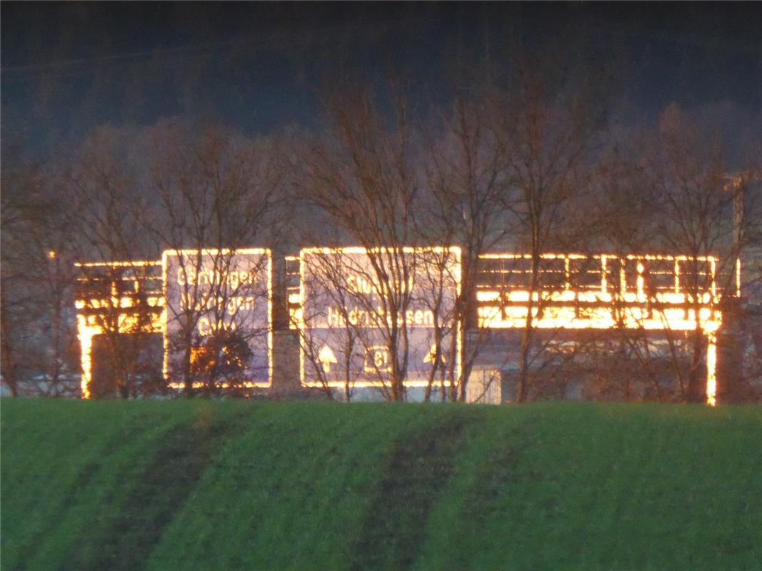 Die Wegweiser der A81 leuchten in der Abendsonne. Hans-Joachim Borowy aus Rohrau...