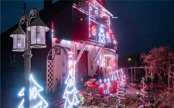 Die „Weihnachtshaus-Lichtershow“ mit vier Musikstücken bei Holger Klanfer in der Lindenstraße 27 in Kayh kann bis 6. Januar 2026 täglich um 17 und 18 Uhr elf Minuten lang bestaunt werden. GB-Foto: Vecsey