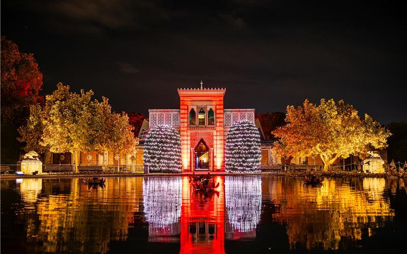 Die Wilhelma erstrahlt in bunten Lichtern.GB-Foto: Christmas Garden