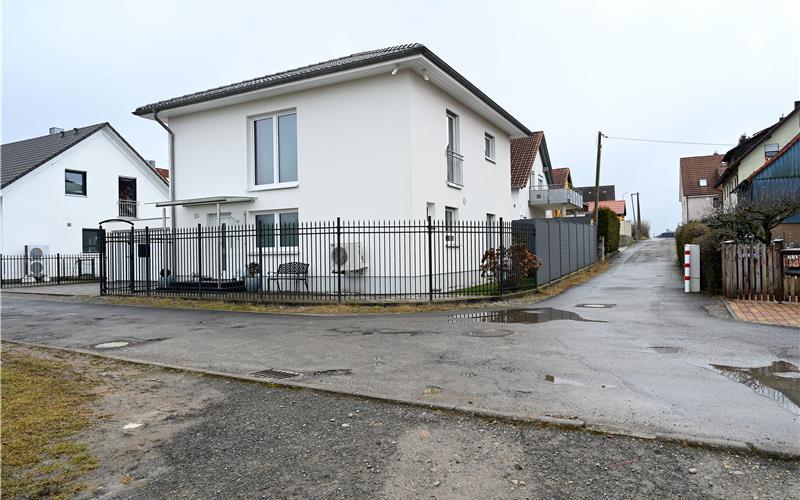 Die Wittumstraße mit der Einmündung in den Seitenweg: Auf den ersten Blick fallen die Asphaltschäden auf, außerdem die fehlenden Laternen oder Gehwege. Der Bereich wurde nie vollständig erschlossen. GB-Foto: Holom