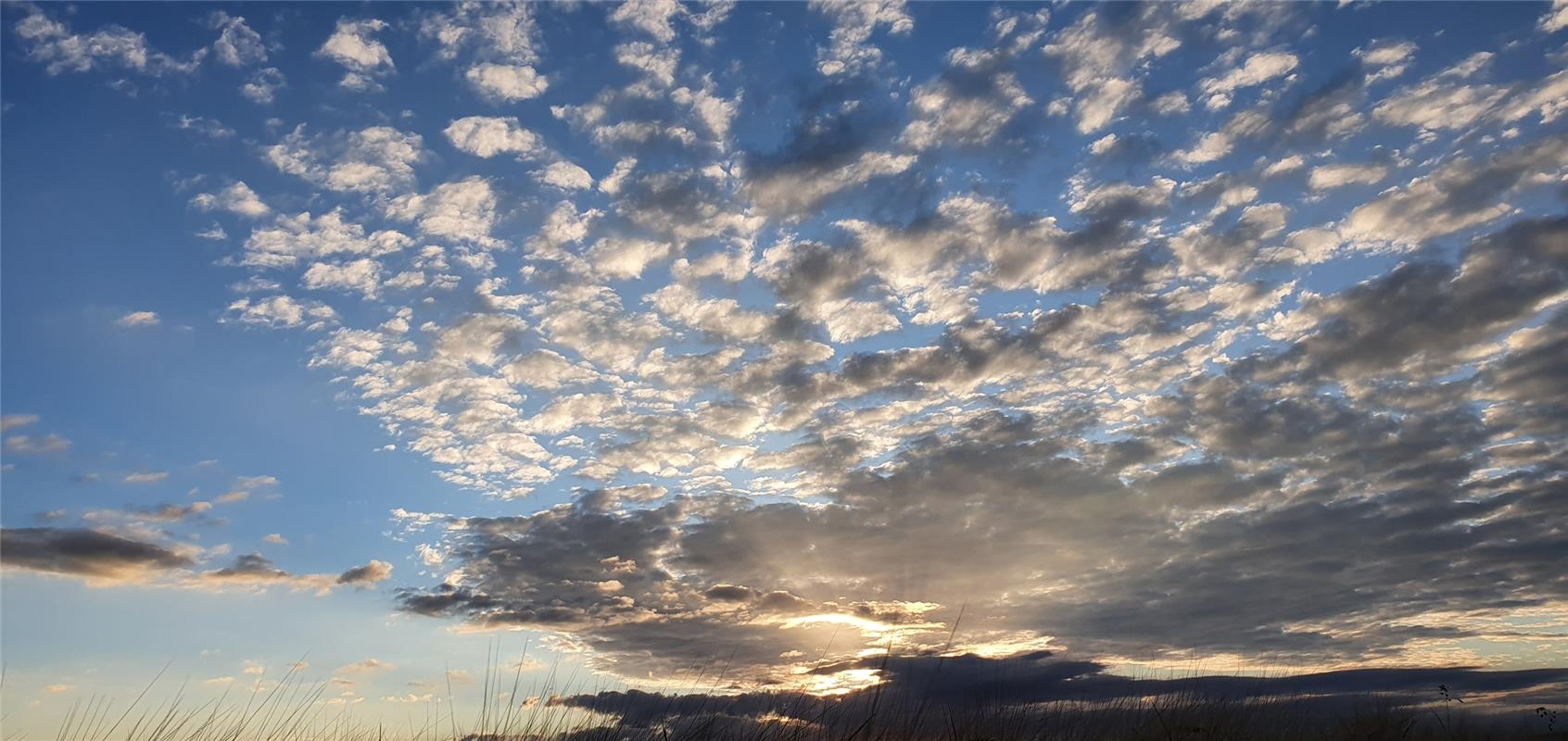 Die Wolken ziehen über Affstätt. Gabi Brenner hat auf den Auslöser gedrückt.  