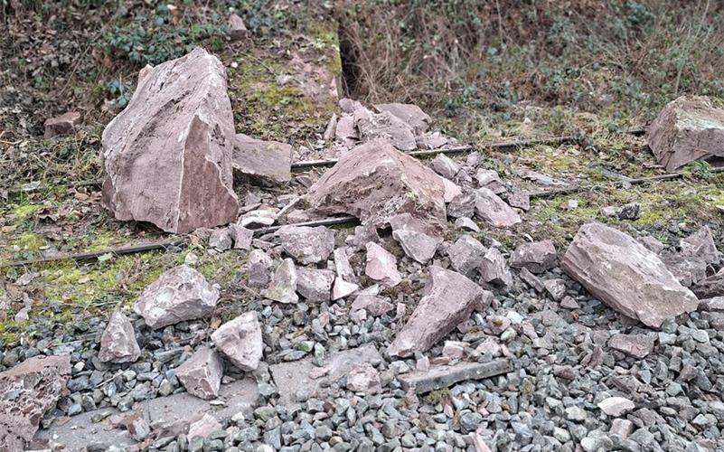 Die Wucht der Geschwindigkeit ließ den Felsblock auseinander bersten. Zehn Feuerwehrleute schoben den Triebwagen mit Muskelkraft vor das Tunnelportal. GB-Fotos: Feuerwehr