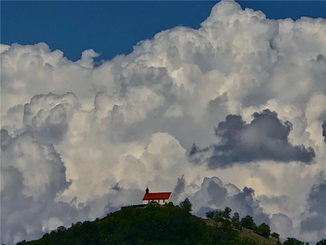 Die Wurmlinger Kapelle in Wolken hat der Hailfinger Eckbert Kaiser von Hirschau ...