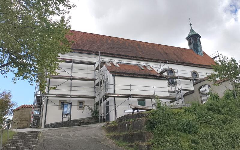 Die Wurmlinger Kapelle ist derzeit eingerüstet. Wegen archäologischer Untersuchungen stocken die Renovierungsarbeiten. Das Interesse ist groß, täglich kommen Dutzende Besucher den Berg hinauf. GB-Fotos: Straub