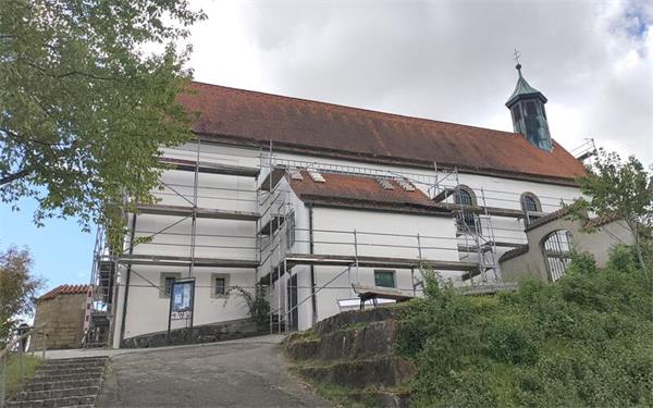 Die Wurmlinger Kapelle ist derzeit eingerüstet. Wegen archäologischer Untersuchungen stocken die Renovierungsarbeiten. Das Interesse ist groß, täglich kommen Dutzende Besucher den Berg hinauf. GB-Fotos: Straub