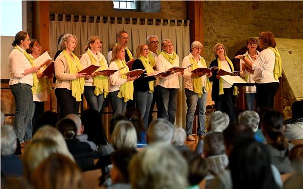 Die Zehntscheuer ist beim Friedenskonzert voll bis auf den letzten Platz. GB-Foto: Holom