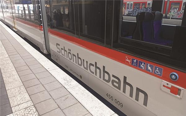 Die Züge sollen bis Jahresende Automaten für Fahrkarten aufweisen. GB-Foto: gb