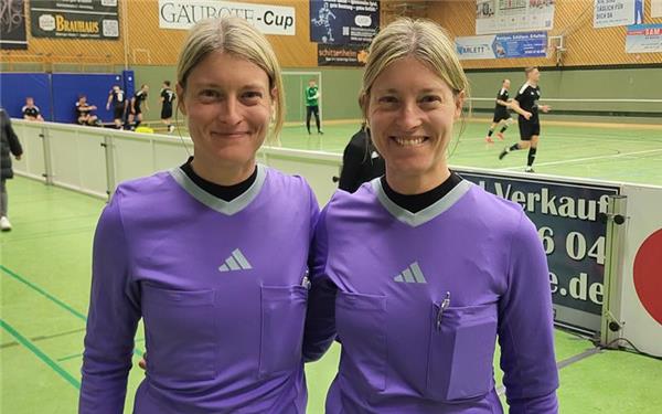 Die Zwillingsschwestern Ann Katrin (links) und Jennifer Schilling waren am Samstag als Schiedsrichterinnen beim „Gäubote“-Cup im Einsatz. GB-Foto: Stadthagen