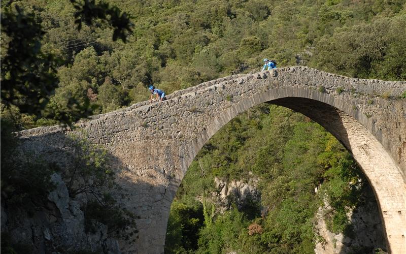 Die alte Brücke sieht schon von weitem nach Abenteuer aus.GB-Foto: Reichert