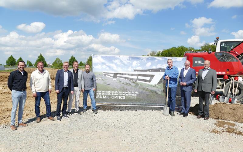 Die am Neubauprojekt Beteiligten mit dem Jettinger Bürgermeister Hans Michael Burkhardt (Dritter von links) und OB Jürgen Großmann aus Nagold (Zweiter von rechts), der zwischen den Geschäftsführern von IEA MIL-OPTICS steht. GB-Foto: Stadler