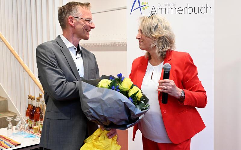 Die amtierende Bürgermeisterin Christel Halm gratulierte am Wahlabend ihrem Nachfolger Daniel Rudolph. GB-Foto: Holom