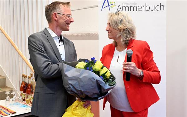 Die amtierende Bürgermeisterin Christel Halm gratulierte am Wahlabend ihrem Nachfolger Daniel Rudolph. GB-Foto: Holom