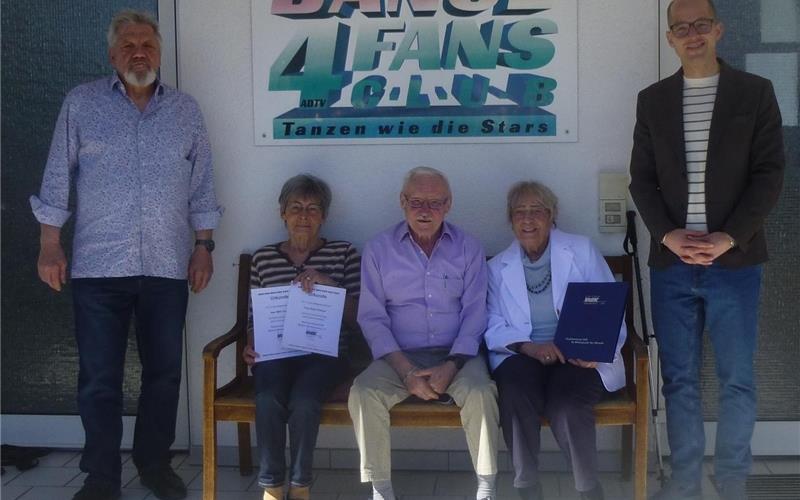 Die anwesenden geehrten Mitglieder von links nach rechts: Vorsitzender Alfred Schittenhelm, Doris Theurer (10 Jahre), Othmar Gross (Ehrenmitglied für 30 Jahre Revisor), Ingeborg Kramer (40 Jahre), daneben Bürgermeister Benjamin Schmid. GB Foto: gb