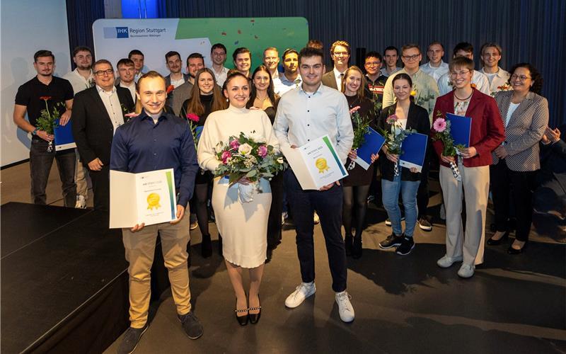 Die ausgezeichneten Auszubildenden mit IHK-Bezirkskammerpräsident Andreas Weeber und IHK-Geschäftsführerin Marion Oker. GB-Fotos: gb