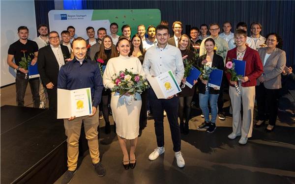 Die ausgezeichneten Auszubildenden mit IHK-Bezirkskammerpräsident Andreas Weeber und IHK-Geschäftsführerin Marion Oker. GB-Fotos: gb