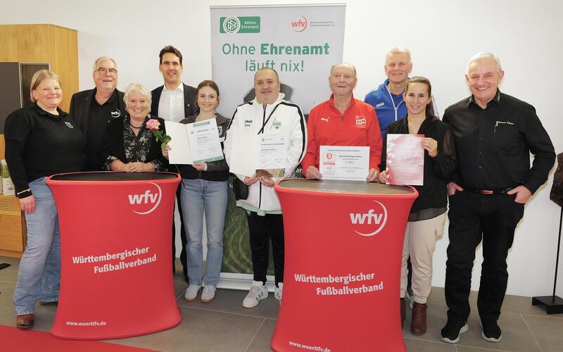 Die bei der Ehrenamtsgala ausgezeichneten Vereine und Vereinsvertreter mit (von links) Irene Riedel (FV Mönchberg), Bezirksvorsitzender Michael Spörer, Sonja Krollzig (SV Mötzingen), Ehrengast Christian Steinle, Juliane Mayer (FV Mönchberg), Giuseppe Costanza (VfL Herrenberg), Willi Gengenbach (SV Nufringen), Wolfgang Strohäker (TSV Kuppingen), Jasmin Kloss (VfL Herrenberg) und Bezirkssieger Werner Klauß (GSV Maichingen). GB-Foto: Günter E. Bergmann