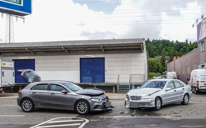 Beim Linksabbiegen Verkehrsunfall verursacht Die beiden Daimler nach der Kollision GB-Foto: SDMG/Dettenmeyer