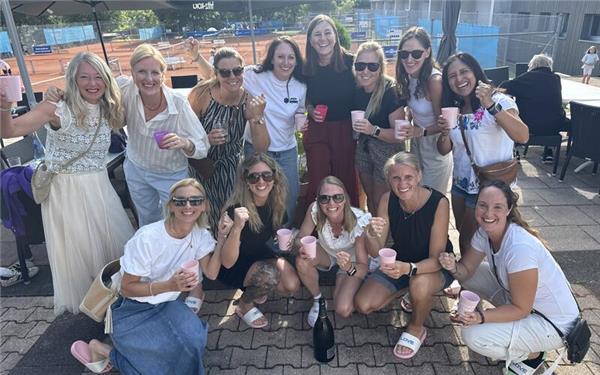 Die beiden Damen-30-Teams konnten beim Saisonabschlussfest des TC Herrenberg ausgelassen feiern. GB-Foto: gb
