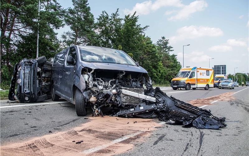 Die beiden Fahrzeuge nach dem Zusammenstoß GB-Foto: SDMG/Dettenmeyer