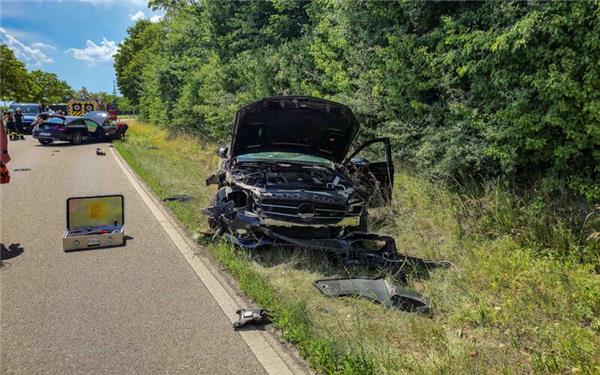 Die beiden Mercedes C-Klasse wurden bei dem Zusammenstoß demoliert und mussten abgeschleppt werden. GB-Foto: Dettenmeyer