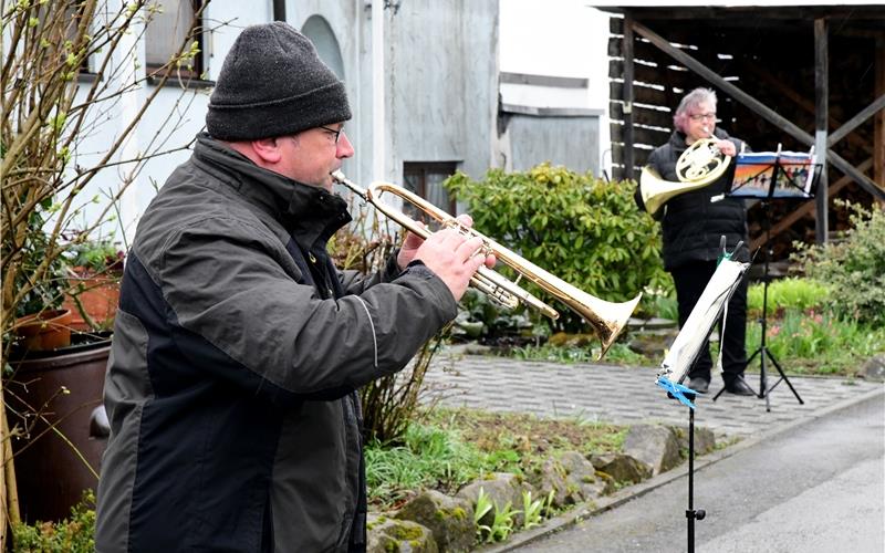 Die beiden Nachbarn Karlheinz Hättinger und Brita Mohr musizieren vor ihren Häusern in Oberjesingen GB-Foto: Holom
