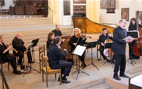 Die beiden Sänger Margot Oitzinger und Peter Kooij interpretierten zusammen mit dem Collegium musicum anticum Werke von Bach auf beeindruckende Art und Weise. GB-Foto: Schmidt