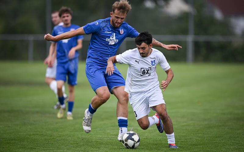 Die beiden Torschützen des Bezirksliga-Auftakts im direkten Duell gegeneinander: Fabian Geiser (links) egalisierte in letzter Minute für die Gomaringer den 1:0-Führungstreffer von Dokugan Kilicaslan (SG Altingen/Entringen). GB-Foto: Markus Ulmer