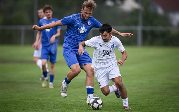 Die beiden Torschützen des Bezirksliga-Auftakts im direkten Duell gegeneinander: Fabian Geiser (links) egalisierte in letzter Minute für die Gomaringer den 1:0-Führungstreffer von Dokugan Kilicaslan (SG Altingen/Entringen). GB-Foto: Markus Ulmer