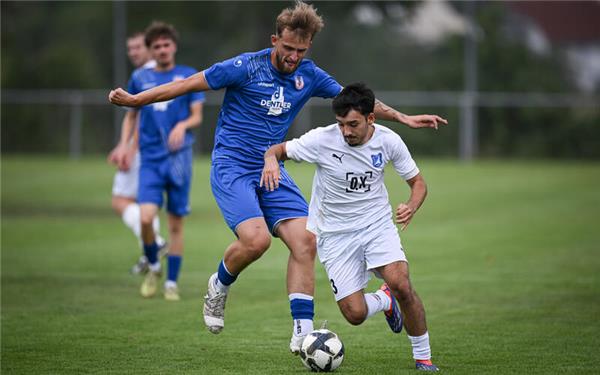Die beiden Torschützen des Bezirksliga-Auftakts im direkten Duell gegeneinander: Fabian Geiser (links) egalisierte in letzter Minute für die Gomaringer den 1:0-Führungstreffer von Dokugan Kilicaslan (SG Altingen/Entringen). GB-Foto: Markus Ulmer