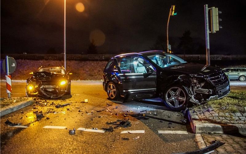 Die beiden Umfallfahrzeuge. GB-Foto: SDMG/Dettenmeyer