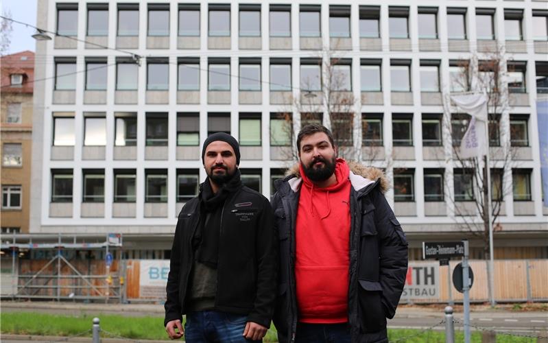 Die beiden Wahlvorstände Yavuz Aydin (links) und Ercan Dilek vor dem Landesarbeitsgericht Stuttgart, das gestern im Streit um Betriebsratswahlen bei Farbtex entschieden hat GB-Foto: Cakir