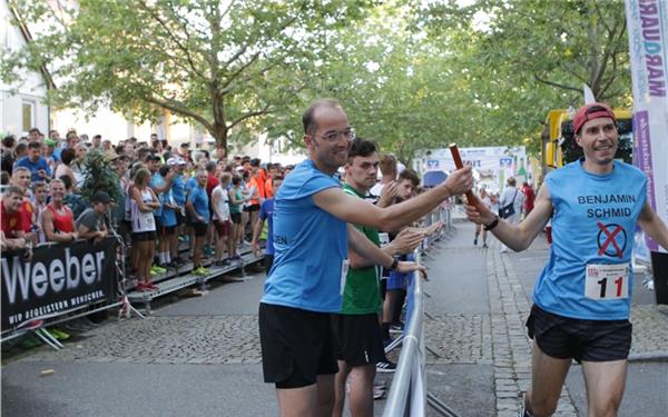 Die beiden gehören zum Siegerteam: Benjamin Schmid (links) übernimmt den Staffelstab von seinem MannschaftskollegenGB-Foto: Bäuerle