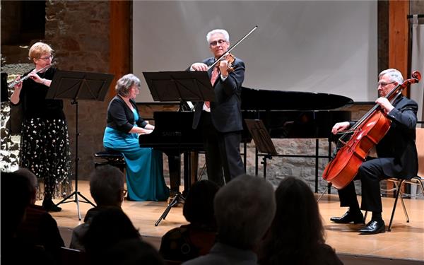 Die beiden miteinander verwandten Ehepaare bewiesen Freude am Musizieren. GB-Foto: Holom