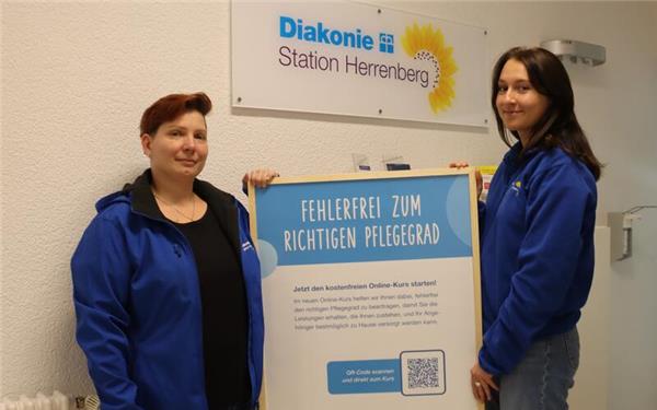 Die beiden stellvertretenden Pflegedienstleiterinnen Marie-Louise Loebl (links) und Selina Kapp präsentieren das Plakat zur neuen Videokampagne der Diakoniestation. GB-Foto: Priotto