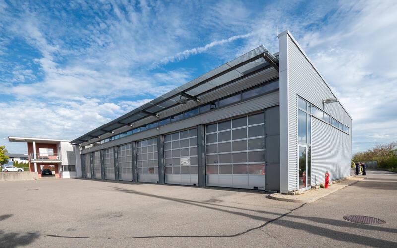 Die bestehende Fahrzeughalle der Feuerwehr ist zu klein geworden, eine weitere Garage muss her. Da sind sich alle einig. Doch wie teuer sie wird, war lange nicht absehbar. GB-Foto: Vecsey