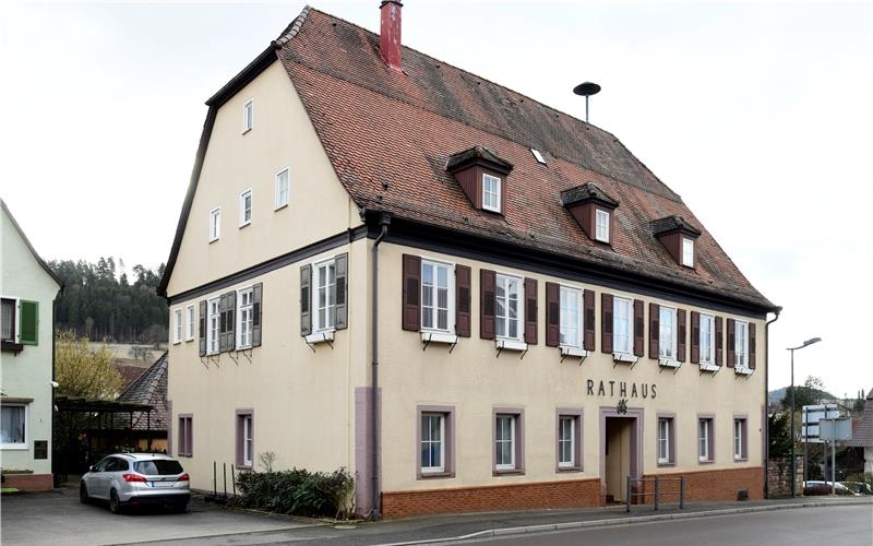 Die bis zum Jahr 2025 laufende Sanierung des Rathauses markiert eine zentrale Maßnahme in Gültlingen. GB-Foto (Archiv): Holom