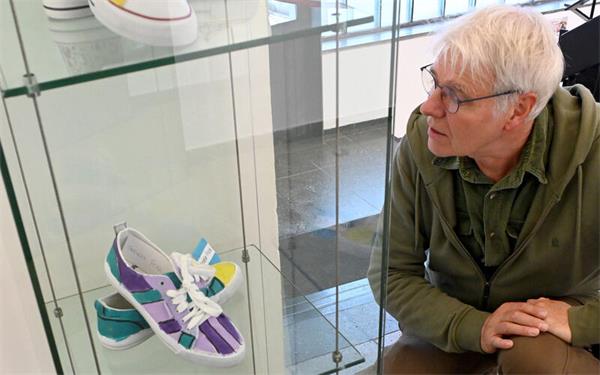 Die bunten Schuhe in der Ausstelungsvitrine. GB-Foto: Holom