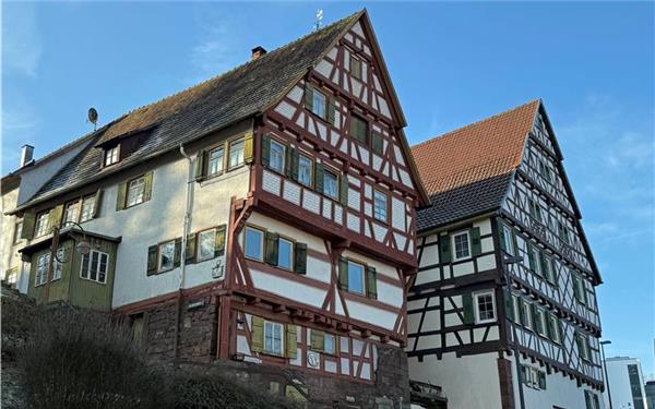 Die denkmalgeschützte Alte Lateinschule in Wildberg (links) soll im Rahmen des Sanierungsgebiets „Zentrum Unterstadt“ wieder nutzbar gemacht werden. GB-Foto: Priestersbach