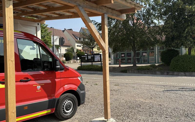 Die derzeit noch provisorischen Parkplätze gegenüber des Gültlinger Feuerwehrhauses sollen planungsrechtlich abgesichert werden. GB-Foto: Priestersbach