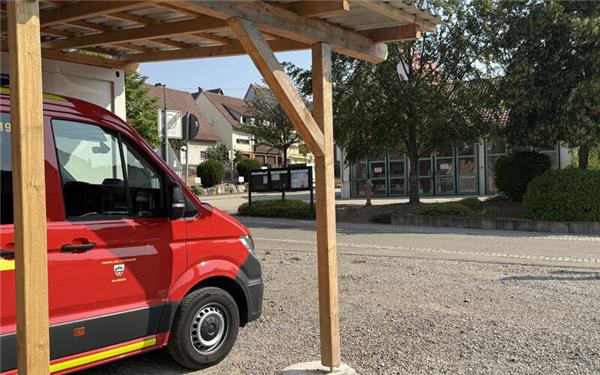 Die derzeit noch provisorischen Parkplätze gegenüber des Gültlinger Feuerwehrhauses sollen planungsrechtlich abgesichert werden. GB-Foto: Priestersbach