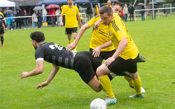 Die direkten Zweikämpfe von Kayher (gelbe Trikots) und Mönchberger Spielern gehören bald der Vergangenheit an. GB-Foto: Schmidt