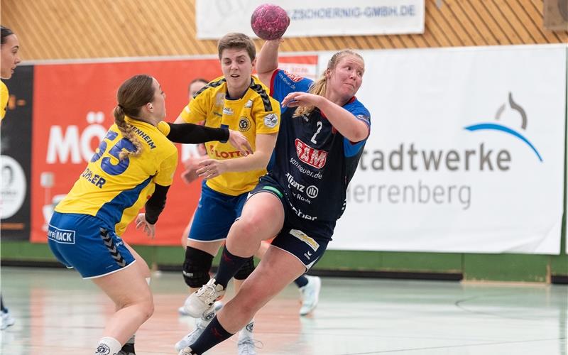 Die einzige Spielerin, die aus dem ersten Team bleibt: Stefanie Schoeneberg (rechts) ist so etwas wie ein Bindeglied zwischen der bald endenden Zweitliga-Ära und der Zeit der Neuausrichtung der Kuties. GB-Foto: Eibner/Frank