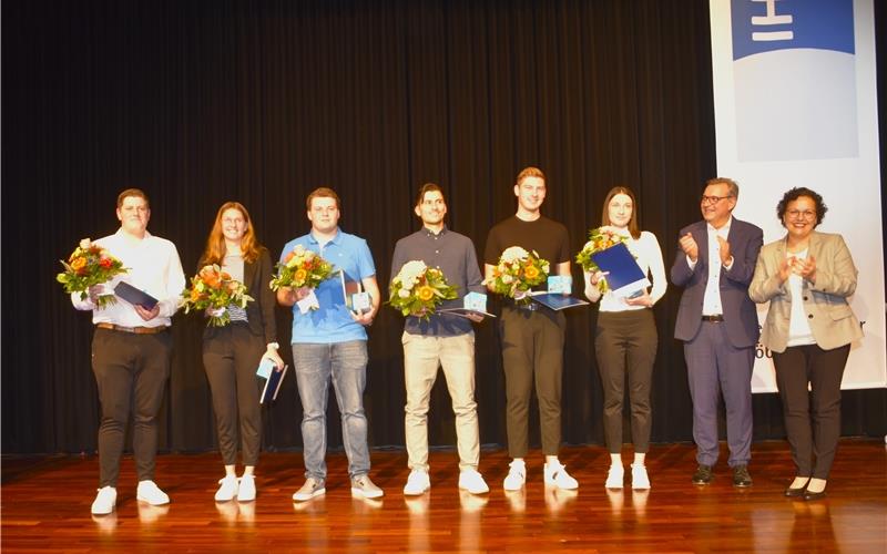 Die erfolgreichsten unter den Auszubildenden (von links): Die vier Landessieger Raphael Bäßler, Laura Durst, Sebastian Michelbach und Önes Ecal, die Bundessieger Julian Filipps und Nina Orschiedt sowie von der IHK Bezirkskammer-Präsident Andreas Hadler und die Leitende Geschäftsführerin Marion Oker. GB-Foto: Reichert