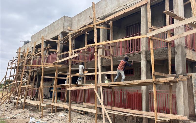 Die erste Bauphase – hier das angerüstete Gebäude mit Umkleideräumen und Klassenzimmern – ist abgeschlossen. GB-Foto: gb