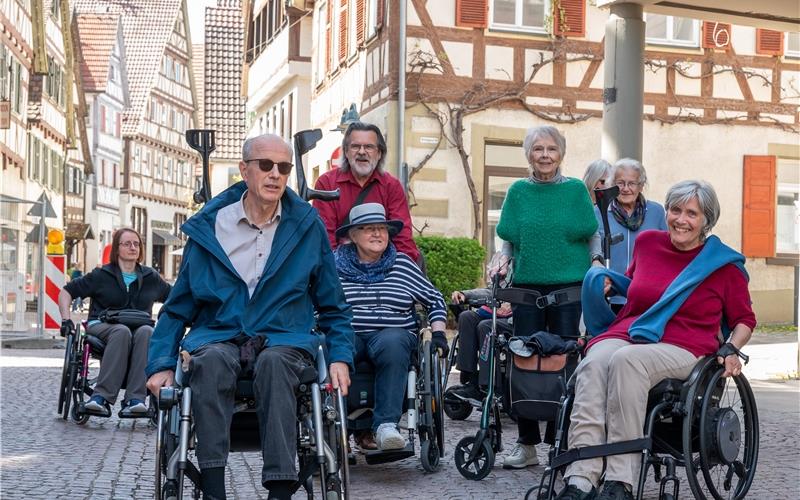 Die erste Stadtführung für Menschen im Rollstuhl und mit Rollator: Gemeinsam mit Reinhard Hauber (in der blauen Jacke) sind die Teilnehmer unterwegs in der Herrenberger Altstadt. GB-Foto: Vecsey