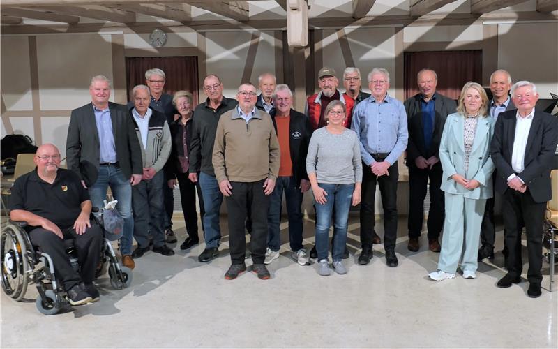 Die ersten Ehrenamts-Preisträger der Gemeinde Ammerbuch mit Bürgermeisterin Christel Halm (Dritte von rechts) und den Ortsvorstehern der Teilorte.GB-Foto: Gokeler