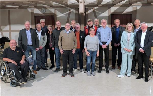 Die ersten Ehrenamts-Preisträger der Gemeinde Ammerbuch mit Bürgermeisterin Christel Halm (Dritte von rechts) und den Ortsvorstehern der Teilorte.GB-Foto: Gokeler